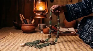 Eight-segment divination chain falling onto a woven mat, segments landing in two distinct orientations.